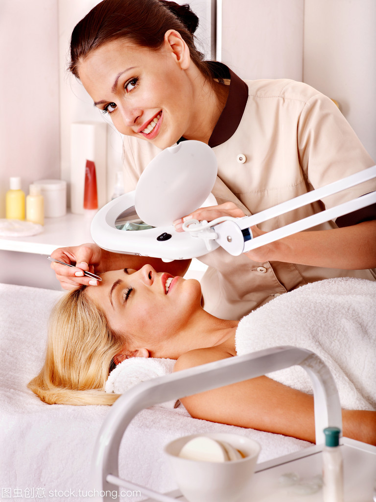 打造精致眉形，美容师的专业眉部打理——Tweezing美容服务